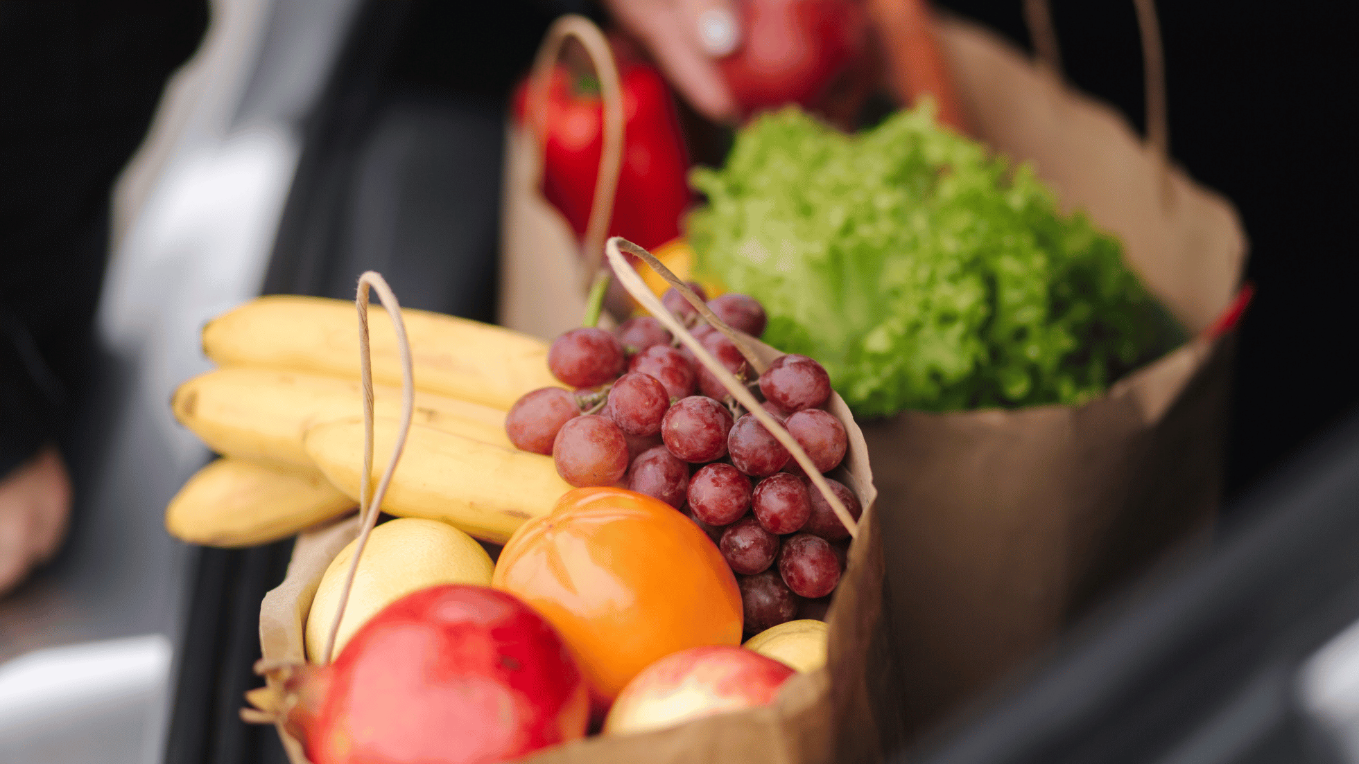 Verdure colorate, spezie come curcuma, zenzero e cannella, e frutta antiossidante come mirtilli e melograno disposte artisticamente su sfondo in legno.